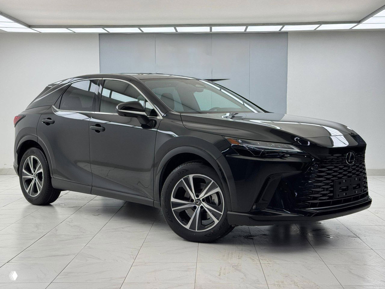 Чёрный Lexus RX300 2025, ракурс под другим углом — профиль автомобиля и дизайн колёс на белом фоне студии для оценки кузова.