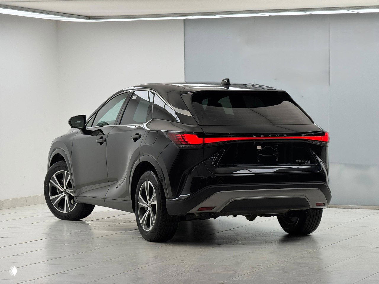 Задний три‑четверти вид чёрного Lexus RX300 2025 в студии — показывается задняя оптика и линия крыши для оценки внешнего стиля.