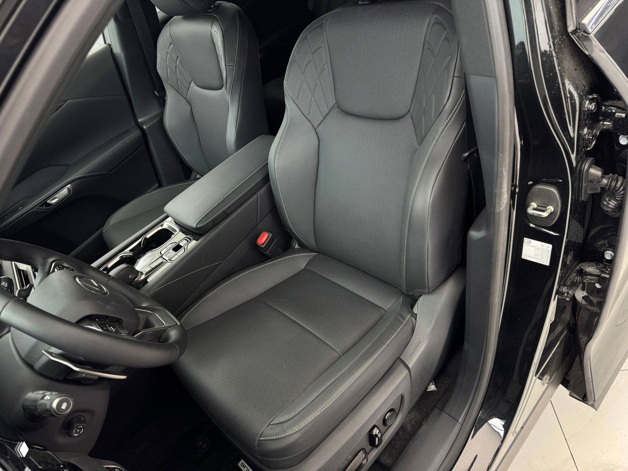 Переднее сиденье водителя Lexus RX300 2025 — чёрная обивка, электроприводы и состояние посадочного места показаны крупным планом.