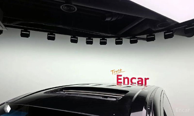 Крыша Hyundai Staria с панорамным люком — вид сверху в студии, демонстрация люка и внешней части крыши на белом фоне.