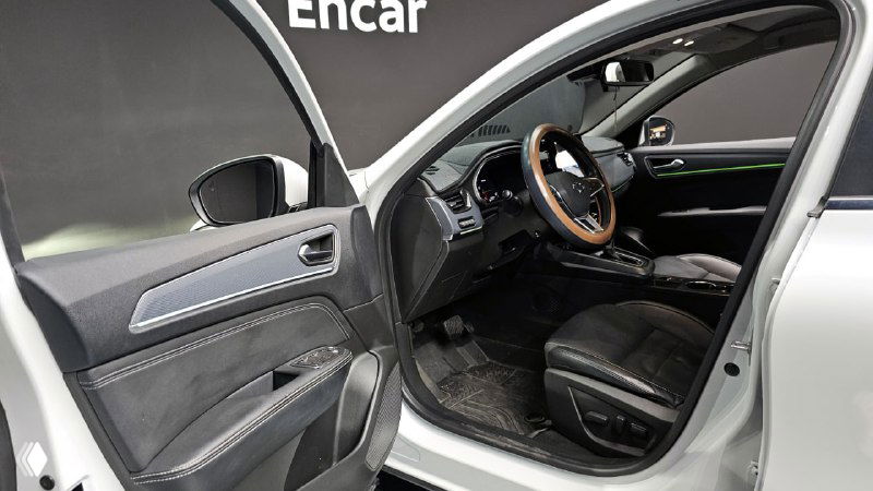 Интерьер: открытая водительская дверь, вид на переднее сиденье, панель двери и рулевую колонку Renault XM3.