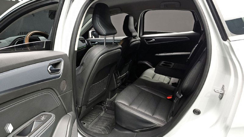 Задний ряд салона Renault XM3: кожаные сиденья, пространство для ног и открытая задняя дверь с видимыми подголовниками.