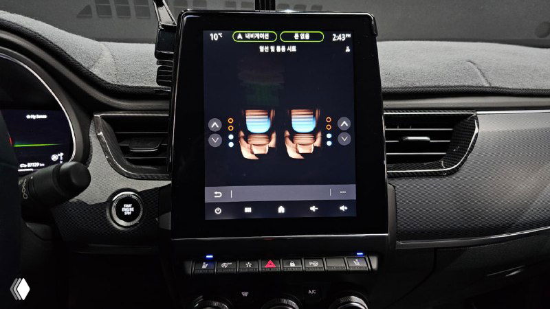 Экран мультимедиа Renault XM3 с отображением настроек кресел и системы, подробный вид сенсорного управления.