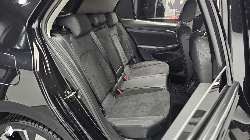 Задний ряд сидений Volkswagen Golf: три посадочных места, ремни безопасности и материал обивки в салоне автомобиля.