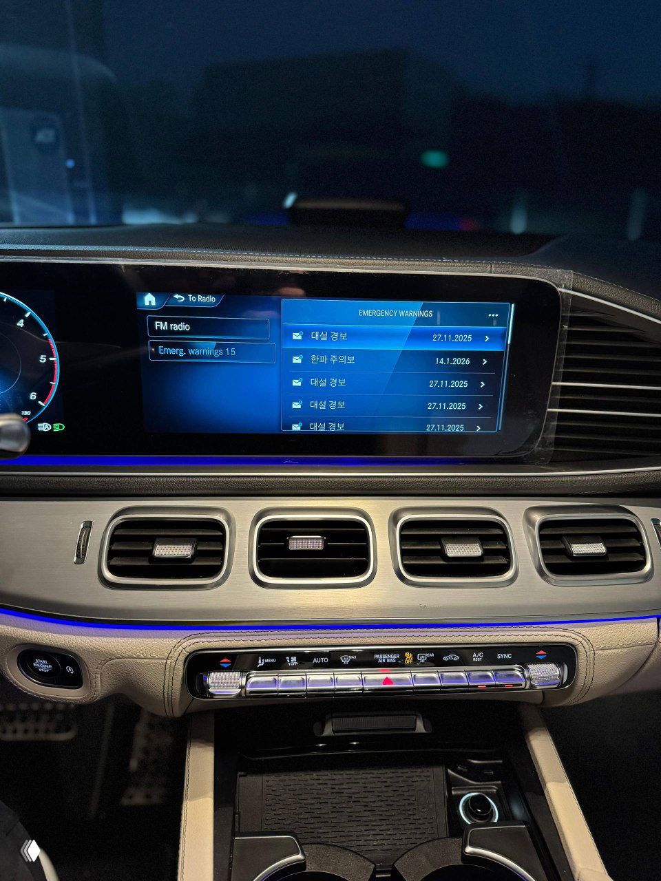 Панель приборов и мультимедийный экран Mercedes GLE с видимыми показателями на дисплее и километражом на приборной панели.