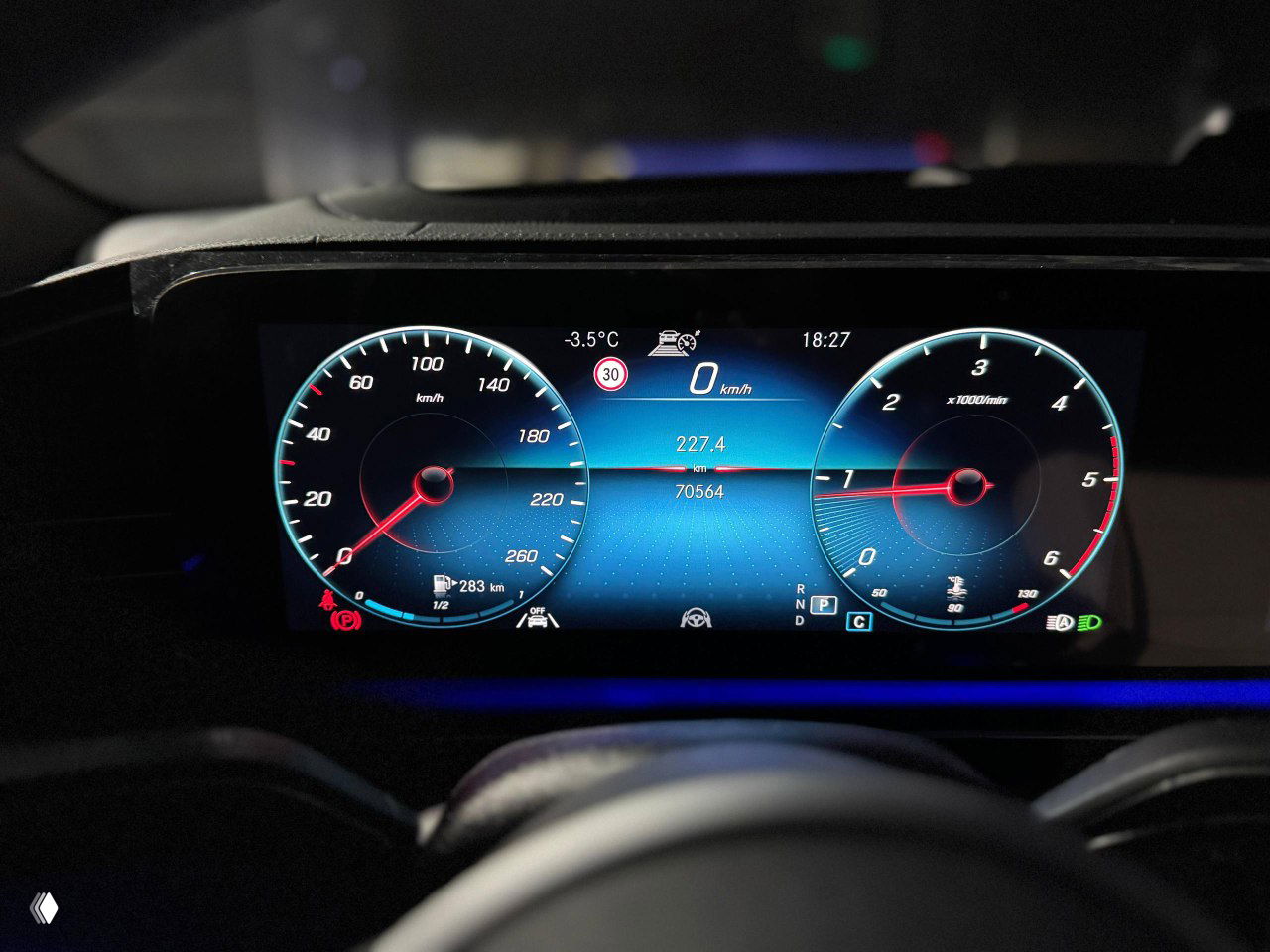 Крупный план центральной панели Mercedes GLE, воздуховоды и элементы управления климатом, видна синяя амбиент-подсветка.