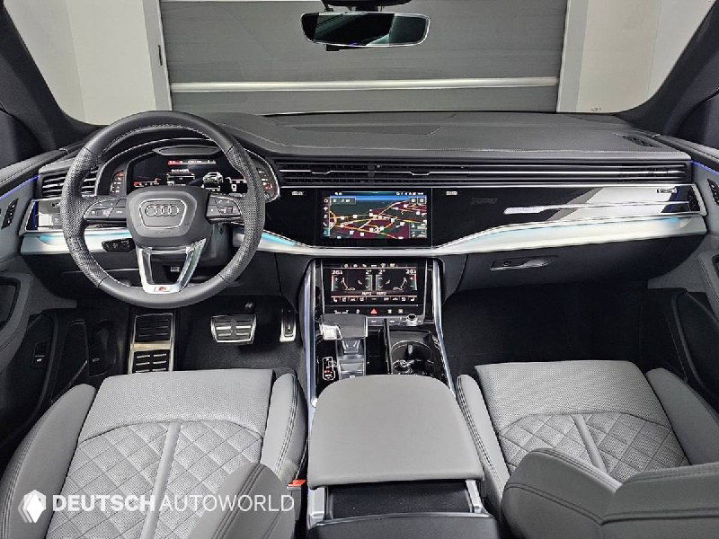 Салон Audi Q8 55 TFSI Quattro: панель приборов, руль, центральный дисплей навигации и премиальные материалы отделки сидений