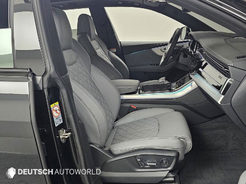 Передние кресла Audi Q8 55 TFSI Quattro крупным планом с декоративной прострочкой и электрорегулировками в салоне высокого класса