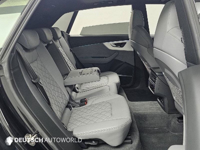 Задний ряд сидений Audi Q8: трёхместный диван с откидным подлокотником, вид на пространство для пассажиров и отделку материалов