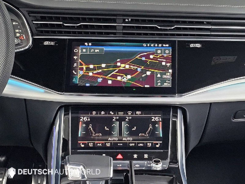 Центральный мультимедийный экран Audi Q8 с картой навигации и вторым сенсорным блоком управления климатом на передней панели