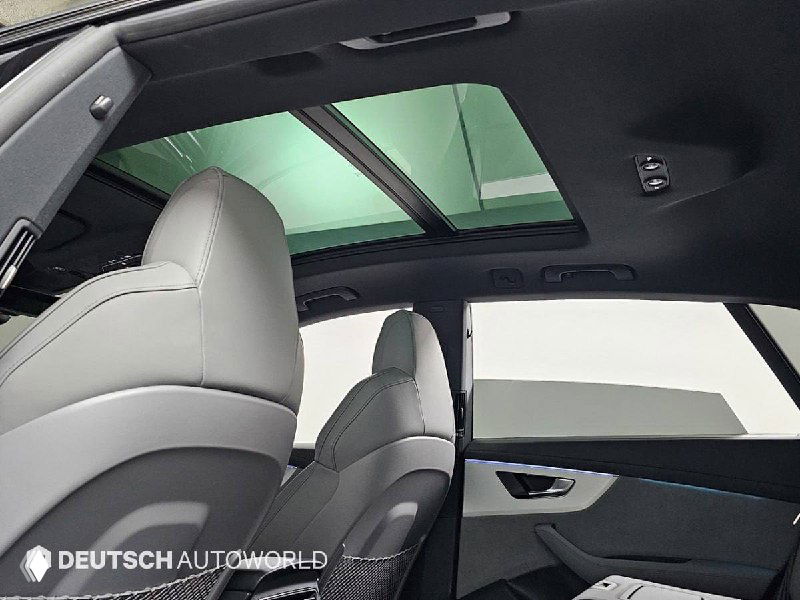 Панорамная крыша Audi Q8, вид из салона назад, дневной свет через стеклянный люк и верхняя отделка потолка салона