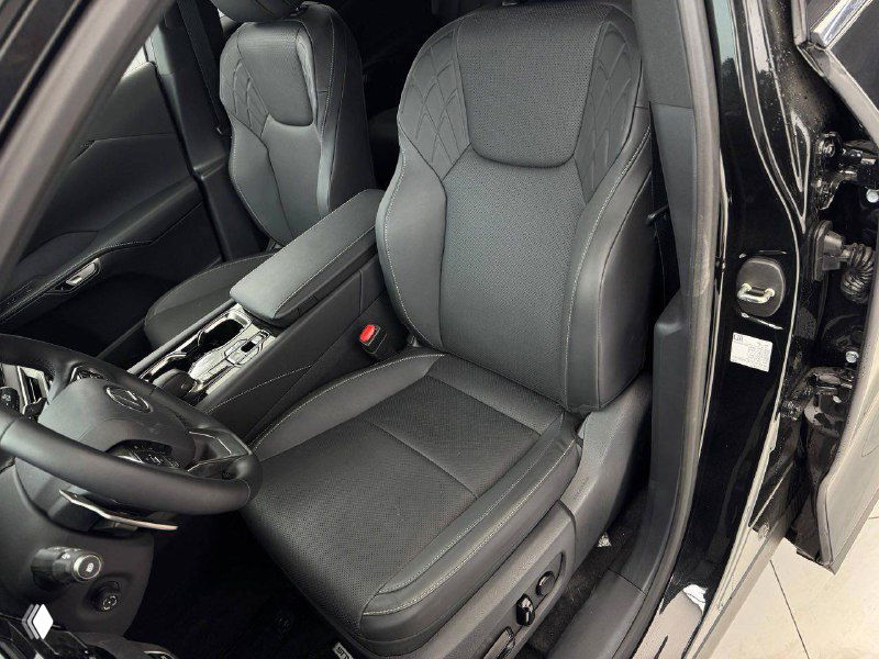 Фотография переднего кресла водителя чёрного Lexus RX 300 2025 — видны обивка сиденья, регулировки и часть центральной консоли в салоне.