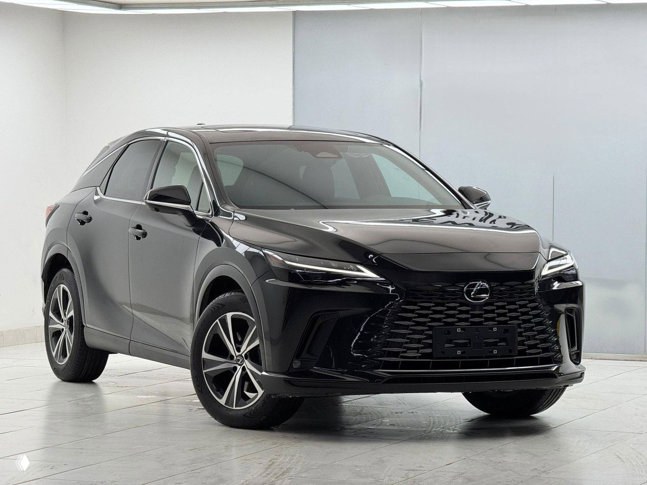 Широкий ракурс интерьера Lexus RX 300 2026: центральная консоль, мультимедийный экран и руль, салон в тёмной отделке, без заводских пломб.
