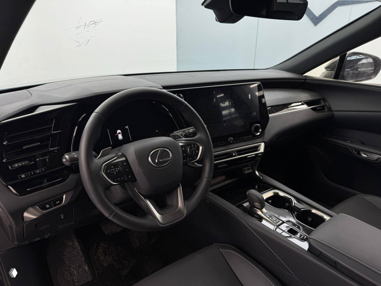 Крупный план переднего сиденья Lexus RX 300 2026 в тёмной тканевой/кожзам отделке, видны регулировки сиденья и строчки отделки на подлокотнике.