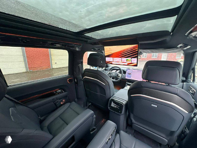 Общий вид салона Zeekr 9X сзади: панорамная крыша, сразу видны потолочный экран и задние пассажирские места с регулировкой.