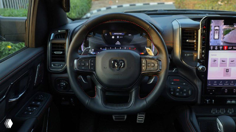 Салон: рулевое колесо и приборная панель Dodge Ram Rho 2025 — крупный план руля, цифровая приборная панель и элементы управления.