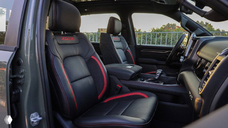 Передние сиденья Dodge Ram Rho 2025 — кожаная отделка с красными вставками, вид на комфортные сиденья с функцией массажа и вентиляции.