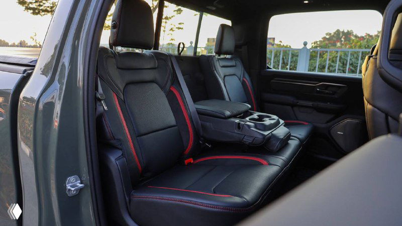 Задние сиденья Dodge Ram Rho 2025 — просторный второй ряд, кожаная обивка и центрая консоль, общий вид задней части салона.