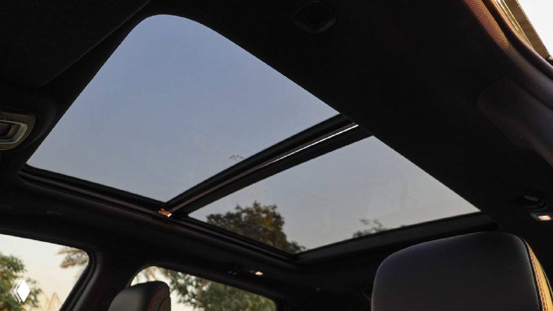 Панорамная крыша Dodge Ram Rho 2025 — стеклянная крыша над салоном, вид изнутри на небо и верхнюю часть интерьера.