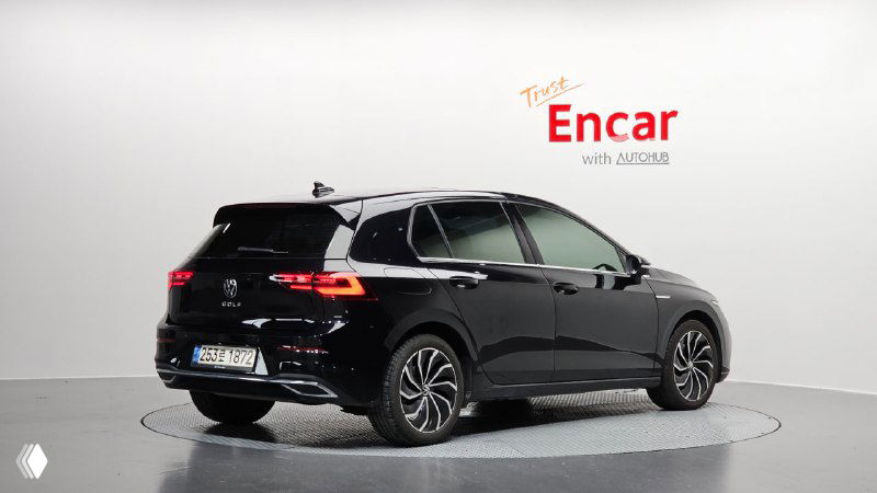 Volkswagen Golf 2.0 TDI Prestige 2022 — вид сзади и в три четверти, чёрный кузов, сохранность задней части и фонарь, студийная съёмка на поворотной платформе.