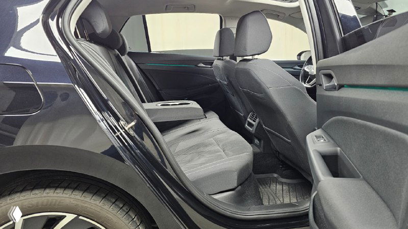 Задний ряд сидений Volkswagen Golf 2.0 TDI Prestige 2022 — состояние обивки, пространство для ног и общий вид салона с открытой дверью для оценки места.