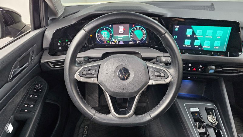 Рулевое колесо и цифровая приборная панель Volkswagen Golf 2022 — крупный план панели приборов, мультимедийный экран и органы управления на руле.
