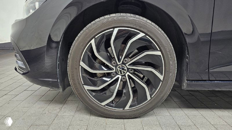 Крупный план легкосплавного диска и шины Volkswagen Golf 2022 — состояние колёс, рисунок диска и протектор шины, фото для оценки внешнего вида и износа.