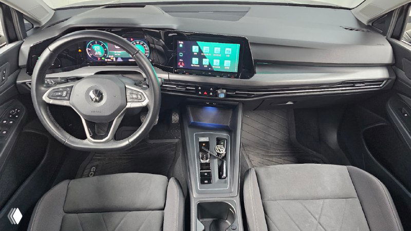 Вид центральной консоли и передней панели Volkswagen Golf 2.0 TDI Prestige — экран мультимедиа, селектор передач и расположение органов управления в салоне.