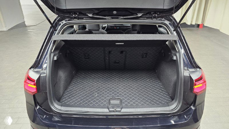 Открытый багажник Volkswagen Golf 2022 — объём и состояние коврика в багажнике, вид на свободное пространство для груза, практичная планировка.