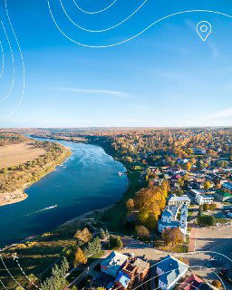 Аэрофотоснимок изгиба реки, окрестных полей и купола храма на берегу — панорамный вид на Тарусу и её прибрежную зону.