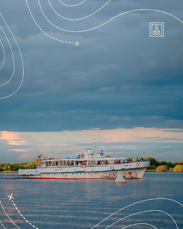 Прогулочный теплоход на широкой реке под драматичным небом: пассажиры на палубе, спокойная вода и отражение облаков — пейзаж реки в окрестностях маршрута.