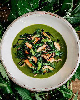 Глубокая миска с густым зелёным супом из крапивы, украшенным грибами и зеленью; традиционное блюдо фестиваля из «огненного листа».