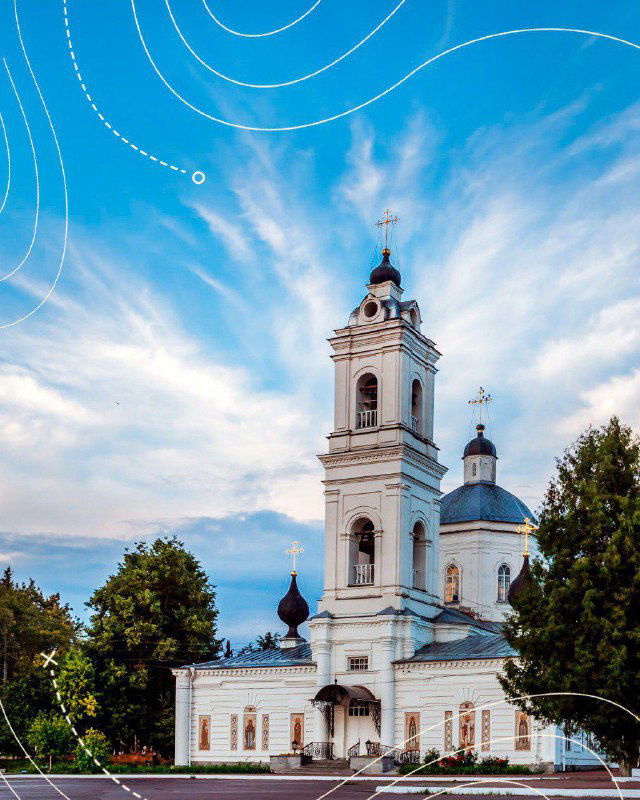 Исторический храм в Тарусе или соседнем уездном городе: белые стены, колокольня и пушистое небо — архитектурная достопримечательность для прогулок.