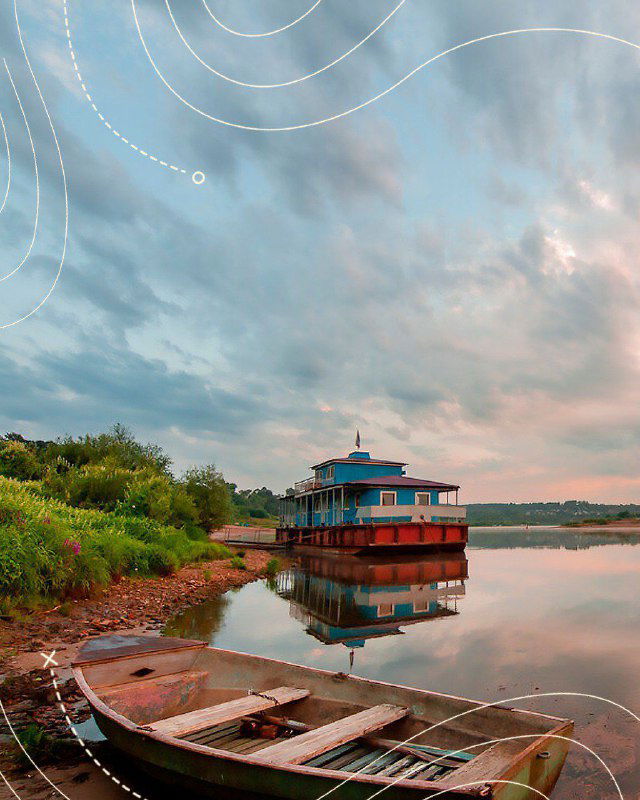 Тихая речная сцена с причалом и лодками, спокойная вода и домик у берега — атмосфера провинциальной русской природы возле Тарусы.