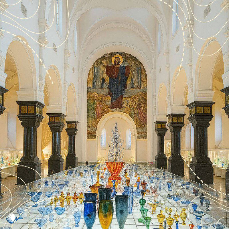 Экспозиция стекольного музея с рядом изделий из цветного и прозрачного хрусталя — исторический зал завода Гусь-Хрустальный.