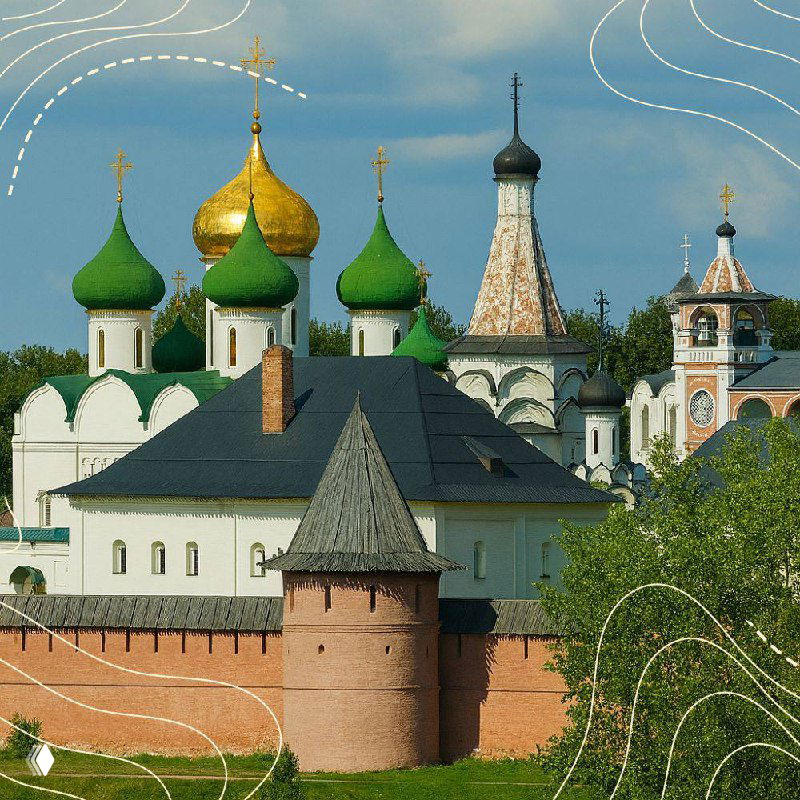 Купола и стены Суздальского кремля и монастыря на ярком фоне — ключевая историческая достопримечательность региона.