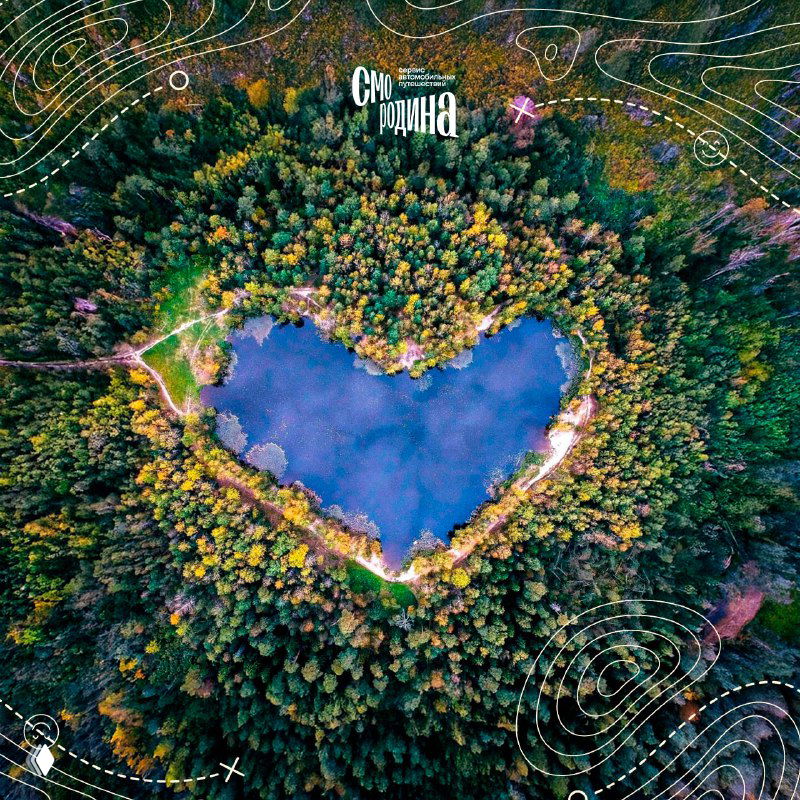 Аэрофотоснимок сердцевидного Красного озера в Кучинском лесопарке под Балашихой, окружённого хвойным и лиственным лесом, вид сверху.