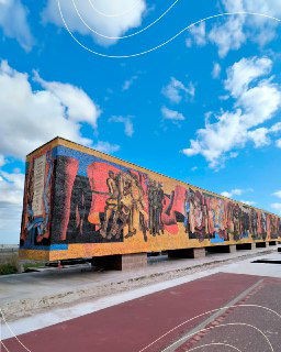 Широкий вид мозаичного панно «Радость труда» в Тольятти: протяжённая 50-метровая мозаика с яркими советскими сюжетами на открытой площадке.