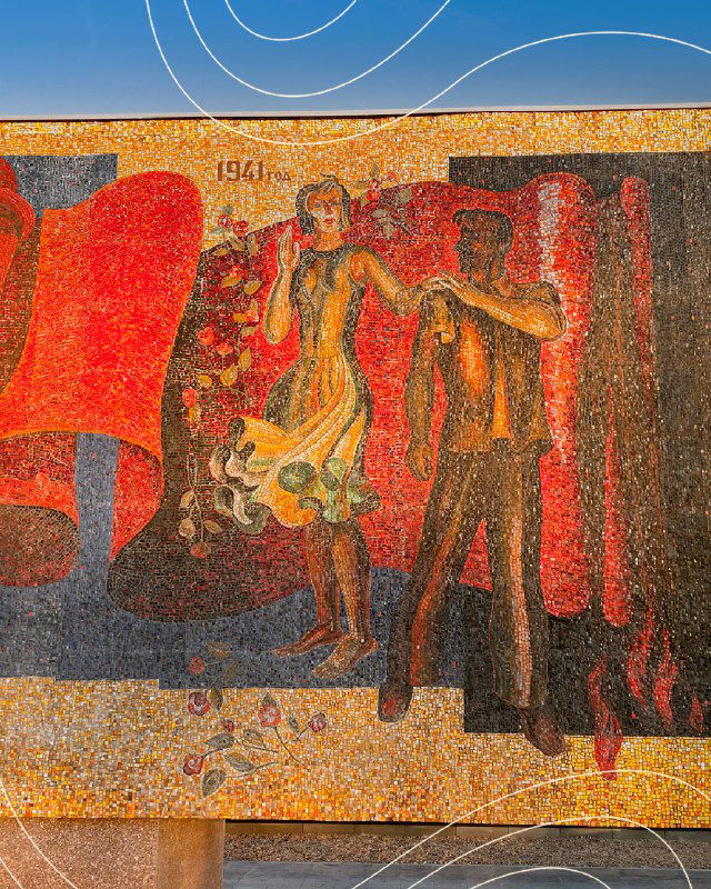 Фрагмент мозаики с фигурой танцующей женщины и мужчин, стилизованные образы мирного труда и праздника в декоративном панно.