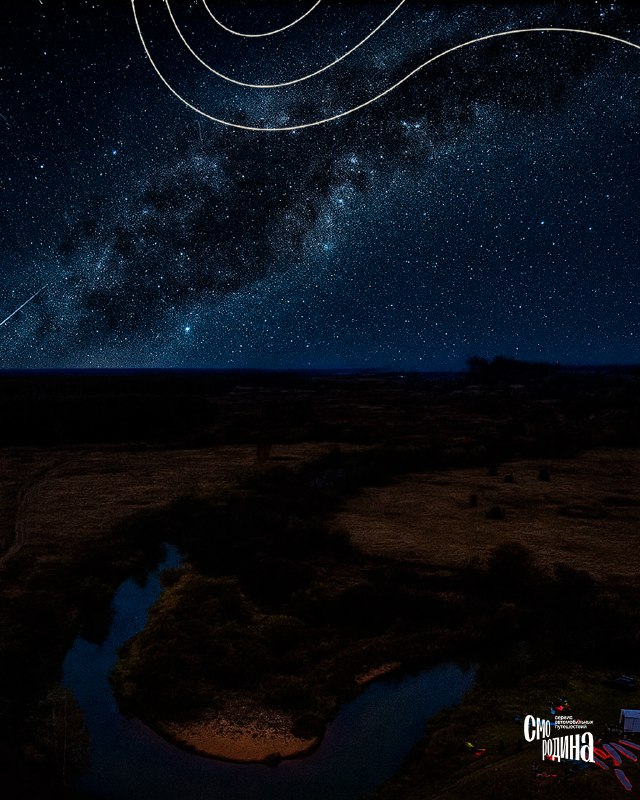 Ночной вид реки и окрестностей Киржача: вода вдалеке и широкая панорама с яркой звездной атмосферой над ландшафтом.