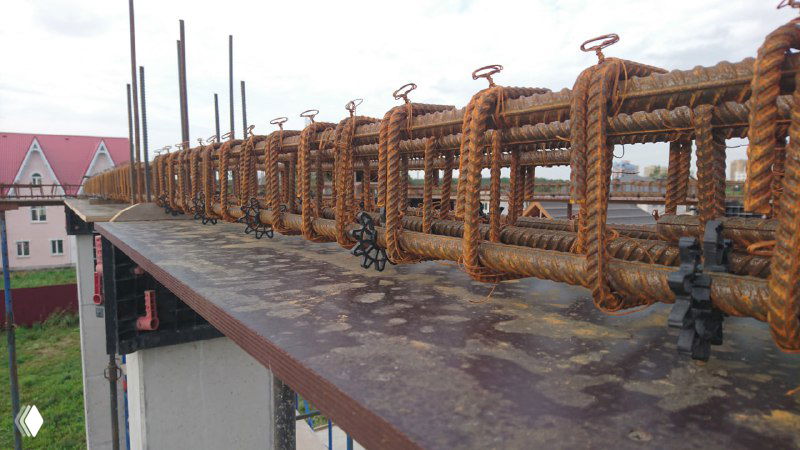 Крупный план армирования ригелей: массивная продольная арматура и стяжки перед этапом бетонирования перекрытия в системе МАРКО.