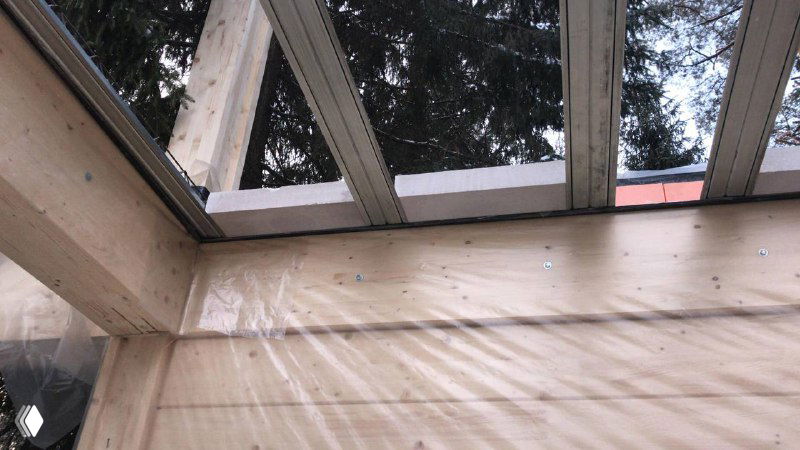 Крупный план стыков балок и защитной плёнки над плитами перекрытия — детали каркаса и места примыкания элементов системы МАРКО на строительной площадке.