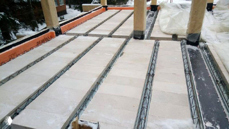 Расположение газобетонных панелей и монтажных швов на перекрытии — подготовка сборно-монолитного узла к укладке арматуры и последующей заливке монолита.