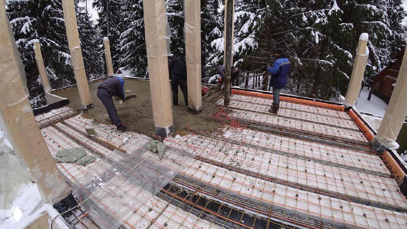 Рабочие укладывают армирующую сетку и подготавливают поверхность для бетонной стяжки — процесс подготовки к заливке монолитного слоя перекрытия МАРКО.