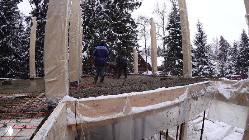 Частичная заливка бетонной плиты по подготовленным панелям: создание монолитного слоя над газобетоном и армированием на верхнем уровне здания.