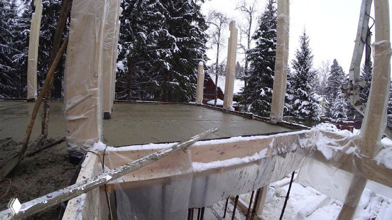 Залитая бетонная плита монолитного перекрытия на верхнем этаже деревянного дома — окончательная стадия формирования перекрытия системы МАРКО до отделки.