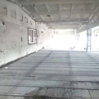 Крупный план часторебристых монолитных перекрытий в процессе работ: видны рёбра плиты и распределение пустот перед следующими этапами отделки и заливки.