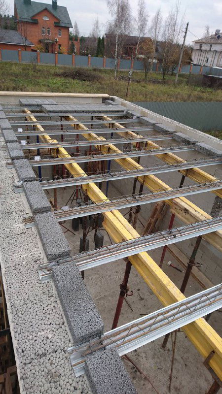 Строительная конструкция с балками МАРКО и керамзитобетонными блоками, вид на распределение прогонов и опор под перекрытие.