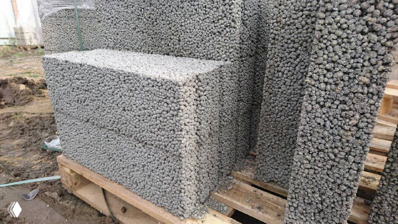 Паллет с керамзитобетонными блоками Балаев Блок на участке: текстура блоков и подготовка материалов для монтажа перекрытия.