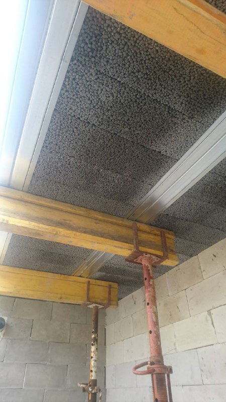 Вид снизу на собранное перекрытие до снятия подпорок: блоки и балки формируют несущую плоскость между этажами.